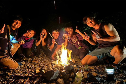 焚き火を囲んでの話し合い